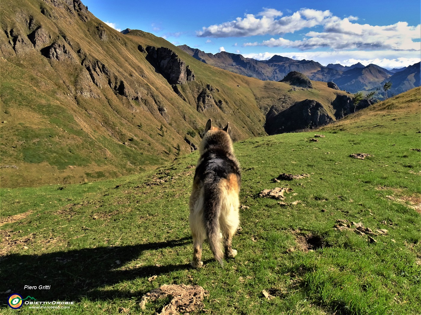 19 Dori alla selletta tra Monte Foppa e Il Collino (a dx) osserva la nostra meta, il Mincucco, cima e torrione con croce.JPG